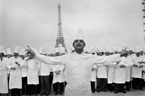Trocadéro square. Gathering of 400 well-known French cooks in front of the Eiffel Tower for an advertisement ordered by the French Ministry of Tourism. In the foreground stands the famous chef Paul BOCUSE .