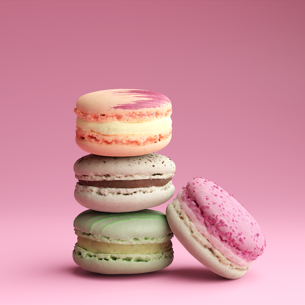 Pour une alternative au chocolat mais pas à la gourmandise, les Macarons assemblés et décorés à la main sont les mignardises idéales. Des saveurs exclusives et uniques sont mises en avant dans cette collection colorée comme la bergamotte ou le thé vert pour une experience gustative hors du commun !