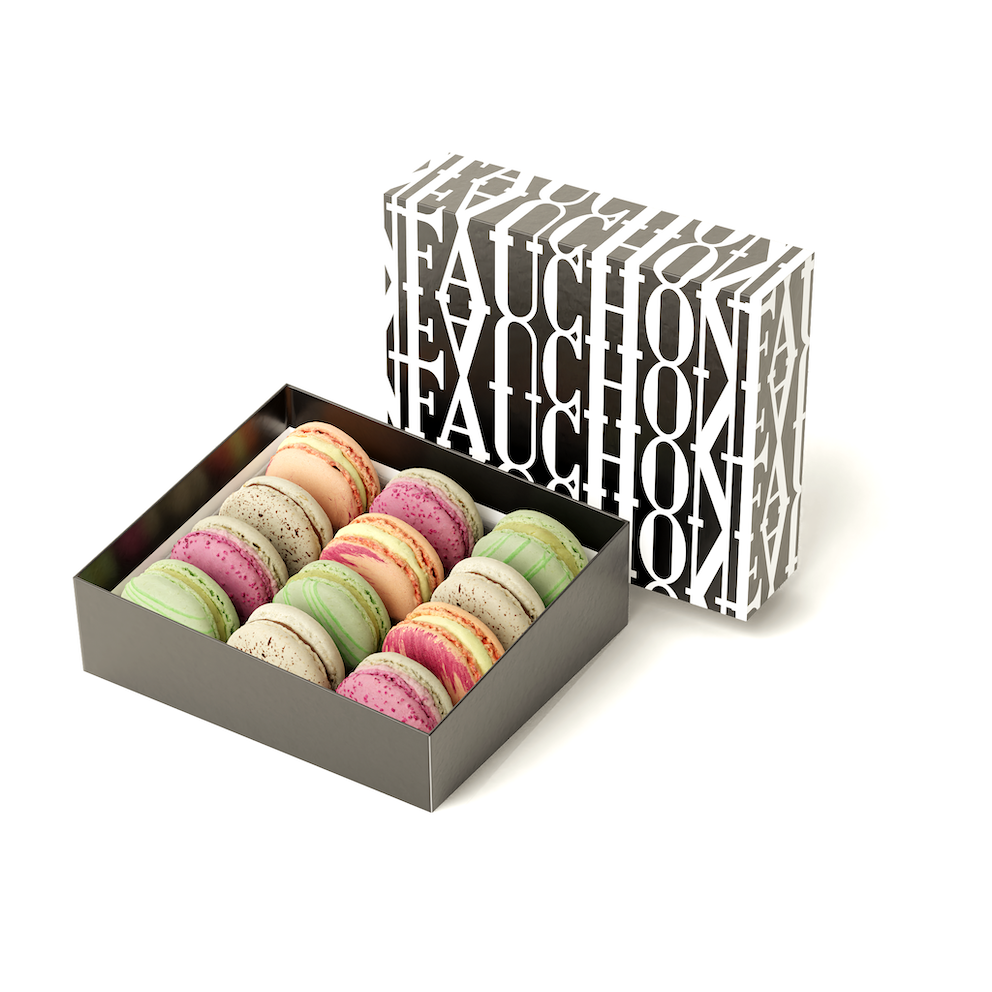 Pour une alternative au chocolat mais pas à la gourmandise, les Macarons assemblés et décorés à la main sont les mignardises idéales. Des saveurs exclusives et uniques sont mises en avant dans cette collection colorée comme la bergamotte ou le thé vert pour une experience gustative hors du commun !