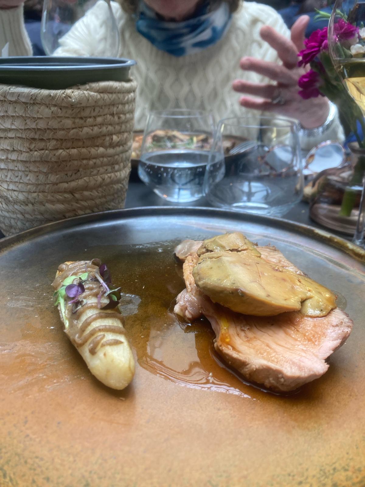 PLAT Quasi de veau, jus corsé, hélianthis rôti & condiments d'oignon Croquant d'Oignon Rouge accompagné de son foie gras en croûte de sel Croquant de Thym & Romarin