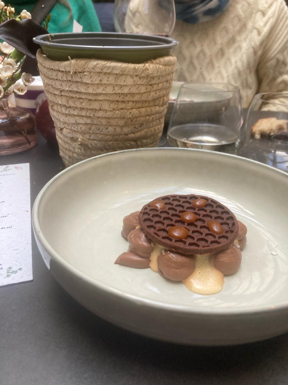 DESSERT Ganache montée au chocolat avec gavotte aux cristaux de sel, sabayon au caramel salé Fleur de Sel